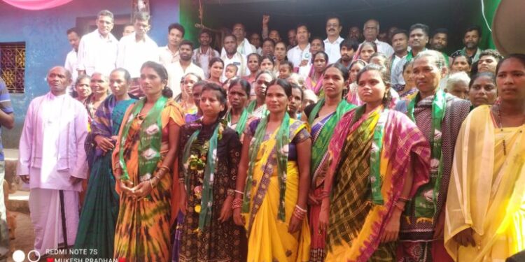 ଦୁର୍ଗମ ନୁଆଗଡ଼ ବ୍ଲକ ରେ ବାଜିଲା ଶଙ୍ଖନାଦ, ବିଜେଡ଼ି ର ମିଶ୍ରଣ ପର୍ବରେ ଯୋଗଦେଲେ ଶତାଧିକ କର୍ମୀ