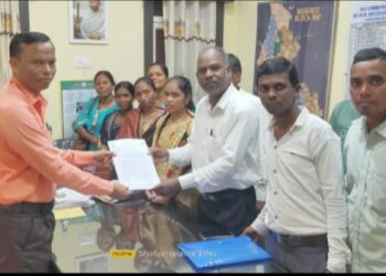 ନୂଆଗଡ଼ ବ୍ଲକ ସମିତି ସଭ୍ୟସଭ୍ୟା ୧୨ଦଫା ଦାବି ନେଇ ବିଡିଓଙ୍କୁ ସ୍ମାରକ ପତ୍ର ପ୍ରଦାନ