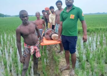 ରୋଗୀଙ୍କୁ ୫ କି.ମି ଷ୍ଟ୍ରେଚରରେ ବୋହି ଆଣିଲେ ୧୦୮ ଆମ୍ବୁଲାନ୍ସ କର୍ମଚାରୀ