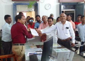 ବୃକ୍ଷକଟା ପ୍ରତିବାଦରେ ଉପଜିଲ୍ଲାପାଳ କାର୍ଯ୍ୟାଳୟ ସମ୍ମୁଖରେ ଗଣଧାରଣା – ଉପଜିଲ୍ଲାପାଳଙ୍କୁ ବୃକ୍ଷ ଉପହାର ଦେଲେ ଆନ୍ଦୋଳନକାରୀ