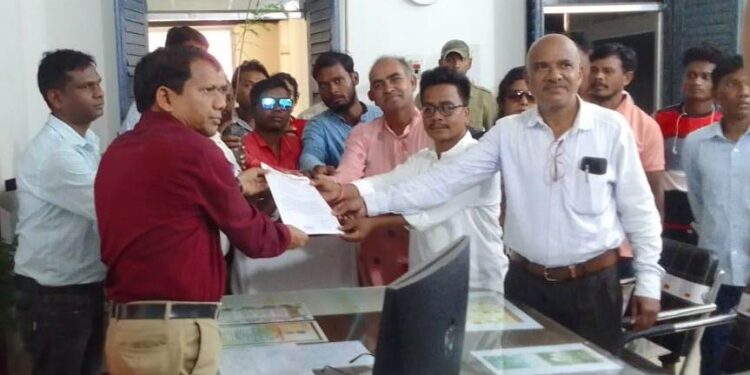 ବୃକ୍ଷକଟା ପ୍ରତିବାଦରେ ଉପଜିଲ୍ଲାପାଳ କାର୍ଯ୍ୟାଳୟ ସମ୍ମୁଖରେ ଗଣଧାରଣା – ଉପଜିଲ୍ଲାପାଳଙ୍କୁ ବୃକ୍ଷ ଉପହାର ଦେଲେ ଆନ୍ଦୋଳନକାରୀ