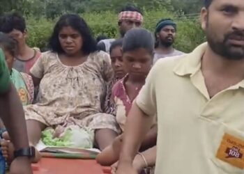 ପୁଣି ଜନନୀ ଯନ୍ତ୍ରଣା, ରାସ୍ତା ନ ଥୁବାରୁ ଅଧା କିମି ଷ୍ଟେଚରରେ ବୁହା ହେଲେ ଗର୍ଭବତୀ ମହିଳା , ରାସ୍ତା ପାଲଟିଛି ମରଣଯନ୍ତା