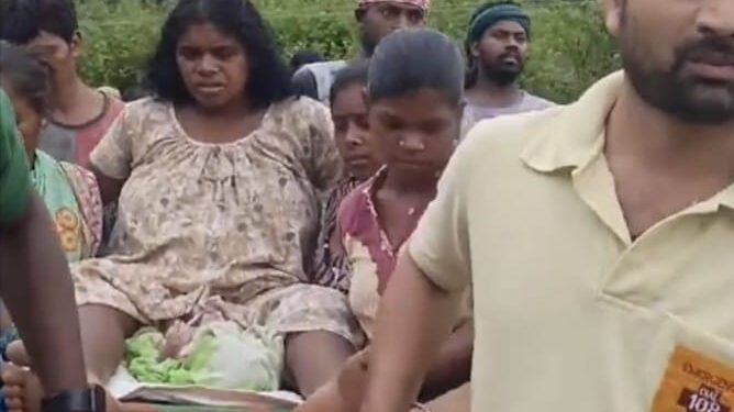 ପୁଣି ଜନନୀ ଯନ୍ତ୍ରଣା, ରାସ୍ତା ନ ଥୁବାରୁ ଅଧା କିମି ଷ୍ଟେଚରରେ ବୁହା ହେଲେ ଗର୍ଭବତୀ ମହିଳା , ରାସ୍ତା ପାଲଟିଛି ମରଣଯନ୍ତା