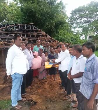 ଘରପୋଡ଼ି କ୍ଷତିଗ୍ରସ୍ତ ହୋଇଥିବା ପରିବାର ଙ୍କୁ ଆର୍ଥିକ ସହାୟତା ଦେଲେ – ବିଧାୟକ ପ୍ରତାପ ଜେନା