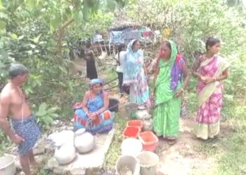 ଲିଙ୍ଗିପୁର ପଂଚାୟତ ଖୋଦ ରାଜଧାନୀରେ ପାଣି ପାଇଁ ଡହଳବିକଳ ବସୁଧା ଯୋଜନା ଫେଲ ବିଦ୍ୟୁତ ବିଲ୍ ପଇଠ ନକରିବାରୁ ଲୋକେ ହନ୍ତସନ୍ତ ନିର୍ବାଚନ ପରେ କାଶିଆ କିଏ କପିଳା କିଏ …?