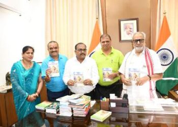 ରାଜ୍ୟପାଳଙ୍କ ଦ୍ୱାରା ଡ. ନୃସିଂହାନନ୍ଦ ମହାପାତ୍ରଙ୍କ ପୁସ୍ତକ ଉନ୍ମୋଚିତ : ‘ଭାରତର ଅମୃତ କୁମ୍ଭମେଳା’ ଓ ‘ତତ୍ୱବୋଧ, ଆତ୍ମବୋଧ ଓ ବାହ୍ୟବୋଧ’ ନାମକ ଦୁଇଟି ଆଧ୍ୟାତ୍ମିକ ପୁସ୍ତକ ଉନ୍ମୋଚିତ