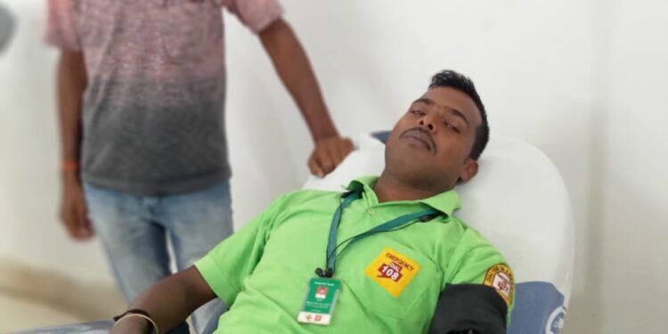 ମହିଳାଙ୍କୁ ରକ୍ତଦାନ କରି ନୂଆ ଜୀବନ ଦେଲେ ୧୦୮ ଆମ୍ବୁଲାନ୍ସ କର୍ମଚାରୀ