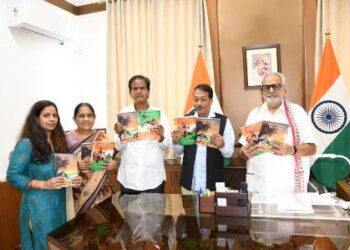 ରାଜ୍ୟପାଳଙ୍କ ଦ୍ୱାରା ପ୍ରଫୁଲ୍ଲ ମହାନ୍ତିଙ୍କ ଦୁଇଟି ପୁସ୍ତକ ଉନ୍ମୋଚିତ : “ଭାଗବତ ଚେତନାରେ ଶିଶୁ ଓ କିଶୋର” ଏବଂ “ସତରେ ମଣିଷ ନୁହଁନ୍ତି ମହାପୁରୁଷ” ଦୁଇଟି ପୁସ୍ତକ