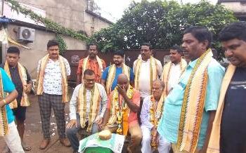 ଗୁରୁଦିବସରେ ଫୁଲନଖରା ଛକ ସକାଳ ଚା ଖଟିରେ ଗୁରୁପୂଜା