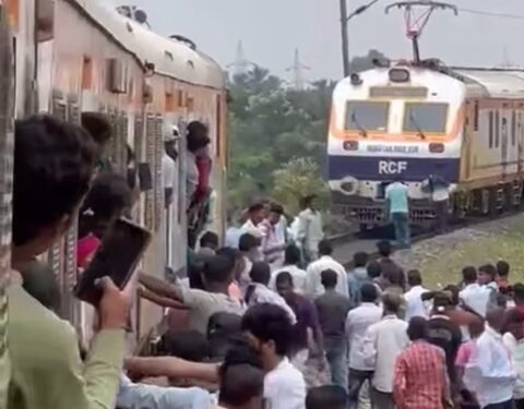 ଗୋଟିଏ ରେଳ ଟ୍ରାକରେ ଦୁଇଟି ଟ୍ରେନ ଆସୁଥିବା ଦେଖି ଯାତ୍ରୀ ଭୟଭୀତ ହୋଇ ଓହ୍ଲାଇଲେ