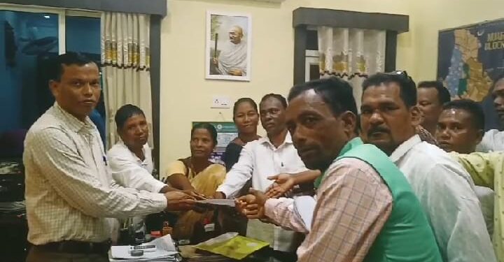 ବିଡ଼ିଓଙ୍କୁ ସରପଞ୍ଚଙ୍କ ସ୍ମାରକପତ୍ର