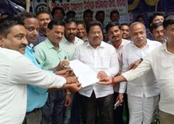 ଧାରଣାରେ ବସିଥିବା ପଞ୍ଚାୟତ ନିର୍ବାହୀ ଅଧିକାରୀ ସଂଘ କର୍ମକର୍ତ୍ତାଙ୍କୁ ଭେଟିଲେ ପାରଳାଖେମୁଣ୍ଡି ବିଧାୟକ କେ. ନାରାୟଣ ରାଓ