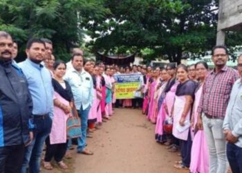 ଗୋଷାଣୀ ବ୍ଲକ ଶିକ୍ଷା ଅଧିକାରୀଙ୍କ କର୍ଯ୍ୟାଳୟ ସମ୍ମୁଖରେ ଚାଲିଥିବାପ୍ରାଥମିକ ଶିକ୍ଷକଙ୍କ ଧାରଣା ତୃତୀୟ ଦିନରେ ପହଞ୍ଚିଲା
