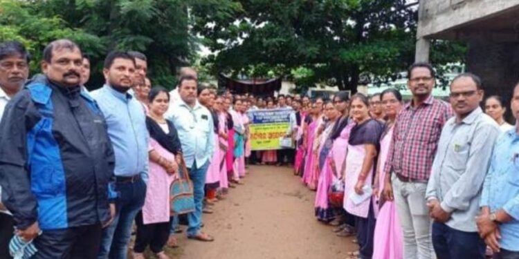 ଗୋଷାଣୀ ବ୍ଲକ ଶିକ୍ଷା ଅଧିକାରୀଙ୍କ କର୍ଯ୍ୟାଳୟ ସମ୍ମୁଖରେ ଚାଲିଥିବାପ୍ରାଥମିକ ଶିକ୍ଷକଙ୍କ ଧାରଣା ତୃତୀୟ ଦିନରେ ପହଞ୍ଚିଲା