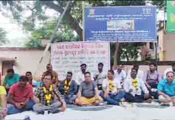 ସାମ୍ବାଦିକଙ୍କ ବିରୋଧରେ ମିଥ୍ୟା ମକଦ୍ଦମା : ପ୍ରତ୍ୟହାର ଦାବିରେ ଗଜପତି ଜିଲ୍ଲାପାଳଙ୍କ ଅଫିସ ସମ୍ମୁଖରେ – ସାମ୍ବାଦିକମାନଙ୍କ ଧାରଣା