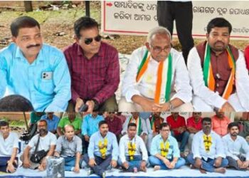 ଗଜପତି ଜିଲ୍ଲାପାଳଙ୍କ ଅଫିସ ସମ୍ମୁଖରେ ଧାରଣାରତ ସାମ୍ବାଦିକମାନଙ୍କୁ ଭେଟିଲେ ରାଜ୍ୟ କଂଗ୍ରେସ ପ୍ରଚାର କମିଟିର ଅଧକ୍ଷ ବିଜୟ ପଟ୍ଟନାୟକ