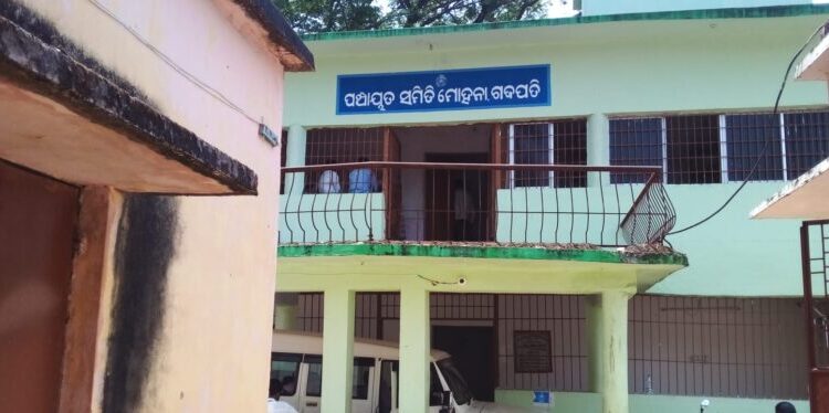 ଲଗାଣ ବର୍ଷାରେ ଧୋଇଗଲା ରାସ୍ତା ଅବହେଲା, ଅନିୟମିତତା ଲାଗି ଦିନକର ଦରମା ବନ୍ଦ