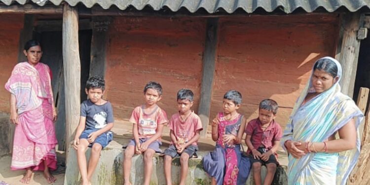 ଲାଦାମାଲା ଗ୍ରାମରେ ଅଜଣା ରୋଗକୁ ନେଇ ଆତଙ୍କ : ସ୍ୱାସ୍ଥ୍ୟ ବିଭାଗ ଦୃଷ୍ଟି ଦେବାକୁ ଦାବୀ