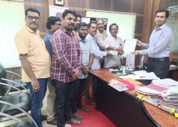 ସାମ୍ବାଦିକଙ୍କ ୫ଦଫା ଦାବୀନେଇ ମୁଖ୍ୟମନ୍ତ୍ରୀଙ୍କ ଉଦ୍ଦେଶ୍ୟରେ ଜିଲ୍ଲାପାଳଙ୍କୁ ଦାବିପତ୍ର ଦେଲେ ଜିଲ୍ଲା ଉତ୍କଳ ସାମ୍ବାଦିକ ସଂଘ