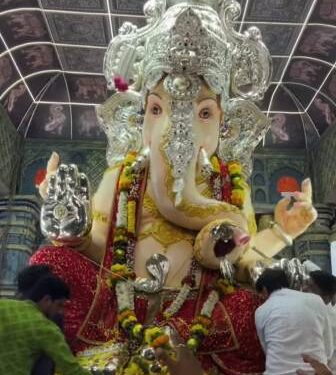 गणपती बाप्पाचे उत्साहात स्वागत