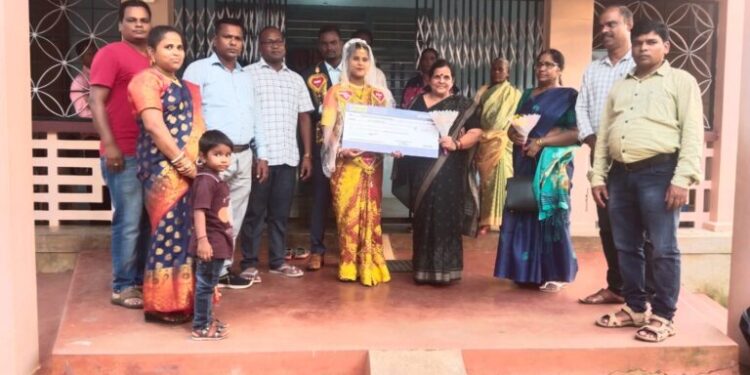 ପିତୃମାତୃହୀନ ଝିଅର ବାହାଘରରେ ପହଞ୍ଚିଲେ ବିଭାଗୀୟ ଉପଦେଷ୍ଟା