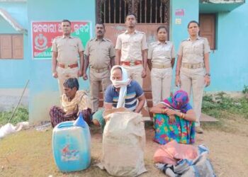 ଅବକାରୀ ବିଭାଗ ପକ୍ଷରୁ ଚଢାଉ : ୫୭ ଲିଟର ମଦ ଜବତ – ୩ ଜଣ ଗିରଫ