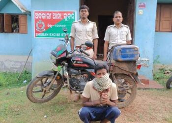 ଅବକାରୀ ବିଭାଗ ପକ୍ଷରୁ ଚଢାଉ : ମୋଟର ସାଇକେଲ ସହ ୪୦ ଲିଟର ମଦ ଜବତ,ଜଣେ ଗିରଫ