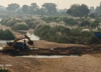 ଖଣିଜ ବିଭାଗ ଅଗୋଚରରେ : ତହଁର ନିକଟ ଋଷିକୂଲ୍ୟା ନଦୀଗର୍ଭରୁ ବାଲି ମାଫିଆଙ୍କ ମହାଲୁଟ