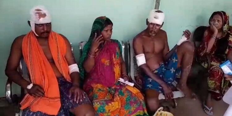 ନିଆଳି ସରାକୁଳ ଗାଁ ରେ ଦଳିତ ପରିବାର ଉପରେ ତେଣ୍ଟା ଏବଂ ମାରଣାସ୍ତ୍ର ଆକ୍ରମଣ , ରକ୍ତାତ ଭାବେ ୫ ରୁ ଉର୍ଦ୍ଧ୍ବ ଗୁରୁତର , କଟକ ବଡ଼ ମେଡ଼ିକାଲରେ ଭର୍ତ୍ତି