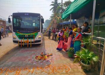 ମୋହନା ବ୍ଲକରେ ଲକ୍ଷ୍ମୀ ବସ ଶୁଭାରମ୍ଭ କଲେ ମୋହନା ପଞ୍ଚାୟତ ସରପଞ୍ଚ