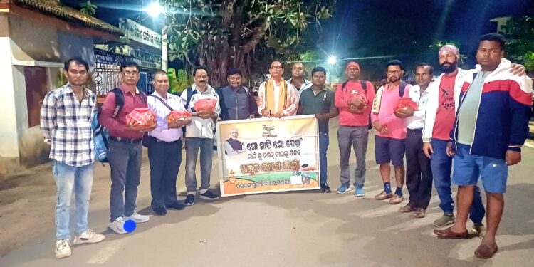 ରାଇରଙ୍ଗପୁର ନିର୍ବାଚନ ମଣ୍ଡଳୀର ୧୦ ଜଣ ପ୍ରତିନିଧି ଦଳ ଅମୃତ କଳସ ନେଇ ଦିଲ୍ଲୀ ଯାତ୍ରା