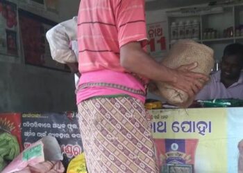 ଧାତୁକ ପଞ୍ଚାୟତ ରେ ଯୋଗାଣ ସହାୟକ ଙ୍କ ମିଳିତ ଭଗତ ରେ ଚାଲିଛ ପିଡିଏସ୍ ଚାଉଳ ବ୍ୟବସାୟ