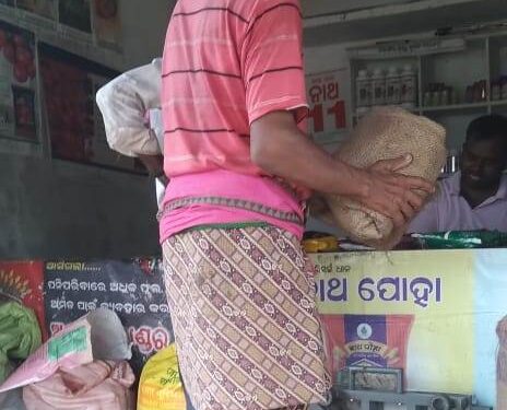 ଧାତୁକ ପଞ୍ଚାୟତ ରେ ଯୋଗାଣ ସହାୟକ ଙ୍କ ମିଳିତ ଭଗତ ରେ ଚାଲିଛ ପିଡିଏସ୍ ଚାଉଳ ବ୍ୟବସାୟ