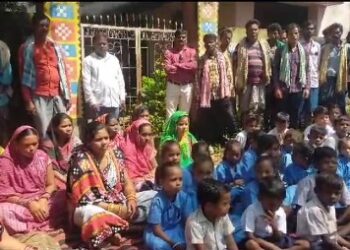 ଆମଦର୍ହ ଗାଁ ରେ ଶିକ୍ଷକ ଦାବି ରେ ସ୍କୁଲ ରେ ତାଳା ପକାଇ ଧାରଣା ରେ ବସିଲେ ଛାତ୍ରଛାତ୍ର ଓ ଅଭିଭାବକ