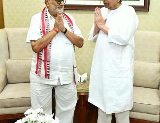 ରାଜଭବନରେ ବିଦାୟୀ ରାଜ୍ୟପାଳ ପ୍ରଫେସର ଗଣେଶୀ ଲାଲଙ୍କୁ ମୁଖ୍ୟମନ୍ତ୍ରୀ ନବୀନ ପଟ୍ଟନାୟକ ସୌଜନମୂଳକ ସାକ୍ଷାତ କରିଛନ୍ତି