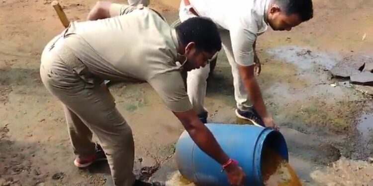 କାମାକ୍ଷାନଗର ଅବକାରୀ ବିଭାଗ ର ମିଳିତ ଚଢ଼ାଉ ଫଳରେ ତିନି ଅଭିଯୁକ୍ତ ଗିରଫ