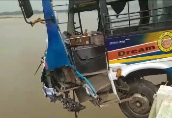 ବାଙ୍କୀ ଜାତମୁଣ୍ଡିଆ ବ୍ରିଜ ବାଡାରେ ଧକ୍କା ଦେଇ ଝୁଲି ରହିଲା ଯାତ୍ରୀ ବାହିବସ