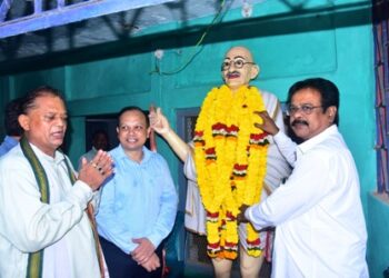 ପାରଳାଖେମୁଣ୍ଡି ଠାରେ ଜାତିର ଜନକ ମହାତ୍ମା ଗାନ୍ଧୀ ଓ ଶାନ୍ତିର ଦୂତ ଲାଲ୍ ବାହାଦୂର ଶାସ୍ତ୍ରିଜୀଙ୍କ ଜିଲ୍ଲା ସ୍ତରୀୟ ଜୟନ୍ତୀ ପାଳିତ