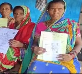 ଗାଁକୁ ଗଲେ, ଜମି ପଟ୍ଟା ବାଣ୍ଟିଲେ ତହସିଲଦାର : ପାହାଡ ଚଢି ଦୁର୍ଗମ ଅଞ୍ଚଳର ୮ଟି ଗାଁର ଦୁଃଖ ବୁଝିଲେ