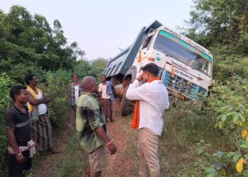 ଜଟଣୀ: ତହସିଲ,ମାଫିଆ ସଲା ସୁତୁରାରେ ଚାଲିଛି ପଥର ଓ ମୋରମ୍ ଲୁଟ୍