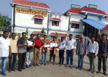 ଜାତୀୟ ବିଜ୍ଞାନ ପ୍ରଦର୍ଶନୀ ଓ ପ୍ରକଳ୍ପ ପ୍ରତିଯୋଗିତାରେ ଯୋଗ ଦେଇଥିବା କଳାହାଣ୍ଡିର ଛାତ୍ର ସୌମ୍ୟ ରଂଜନ ସିଂହ ଓ ଛାତ୍ରୀ ଖୁସୁବୁ ସାହୁଙ୍କୁ ସମ୍ବର୍ଦ୍ଧନା