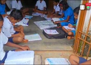 ୪୩ ବର୍ଷରେ ପଦାର୍ପଣ : ଭଙ୍ଗା ଗୃହରେ ବିପଦ ସଂଙ୍କୁଳ ଅଵସ୍ଥାରେ ବାରଣ୍ଡା ରେ ଚାଲିଛି ଶିକ୍ଷାଦାନ – ପ୍ରଶାସନ ର ନିଘା ନାହିଁ