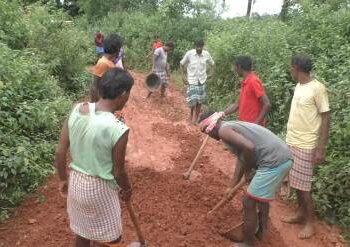 ଶୁଣିଲାନି ପ୍ରଶାସନ : ନିଜ ପାଇଁ ନିଜେ ରାସ୍ତା ତିଆରି କଲେ ଗ୍ରାମବାସୀ
