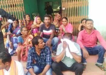 ନୂଆ ଡିଲର ଙ୍କୁ ବିରୋଧ ,ପୁରୁଣା ଡିଲର ଠାରୁ କଣ୍ଟ୍ରୋଲ ଦ୍ରବ୍ୟ ନେବାକୁ ଦାବି କରି ବ୍ଲକ ସମ୍ମୁଖରେ ପ୍ରତିବାଦ ଓ ଧାରଣା