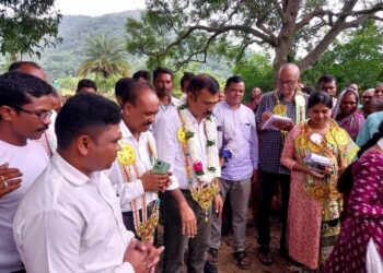 ଗଜପତି ଜିଲ୍ଲାପାଳ ଅପହଞ୍ଚ ଅଞ୍ଚଳ ଚାଲି ଚାଲି ବୁଲି ଲୋକଙ୍କ ସମସ୍ୟା ବୁଝିଥିଲେ