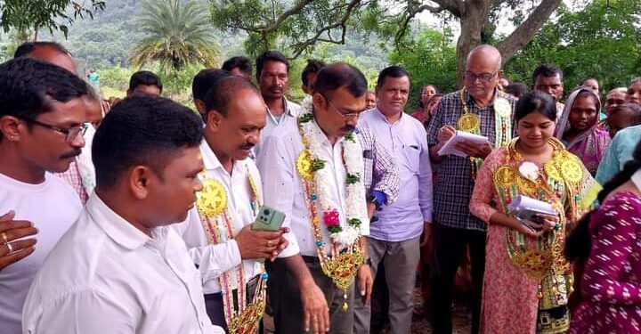 ଗଜପତି ଜିଲ୍ଲାପାଳ ଅପହଞ୍ଚ ଅଞ୍ଚଳ ଚାଲି ଚାଲି ବୁଲି ଲୋକଙ୍କ ସମସ୍ୟା ବୁଝିଥିଲେ