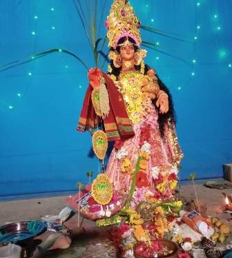 ବାଦାମ ପାହାଡ଼ ଷ୍ଟେସନ ବଜାର ରେ ସାର୍ବଜନୀନ ଲକ୍ଷ୍ମୀ ପୂଜା ପାଳିତ
