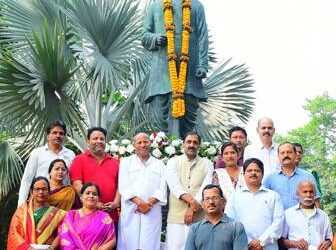ଜନଗଣର ନେତା ବିରେନ ମିତ୍ରଙ୍କ ରାଜ୍ୟସ୍ତରୀୟ ଜୟନ୍ତୀ ପାଳନ ଅବସରରେ ପ୍ରତିମୂର୍ତ୍ତିରେ ମାଲ୍ୟାର୍ପଣ