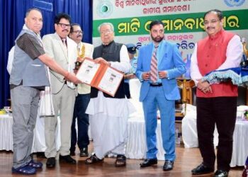 ବରିଷ୍ଠ ପ୍ରଶାସକ କୂଳମଣି ବିଶ୍ଵାଳ ସମ୍ମାନିତ