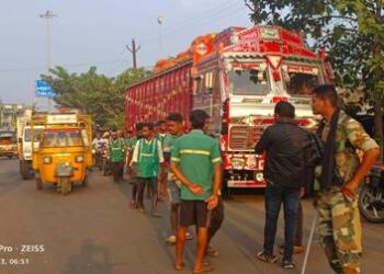 ରାସ୍ତା ଉପରୁ ଜବରଦଖଲକାରୀ ବ୍ୟବସାୟୀଙ୍କୁ ହଟାଇଲା ପ୍ରଶାସନ